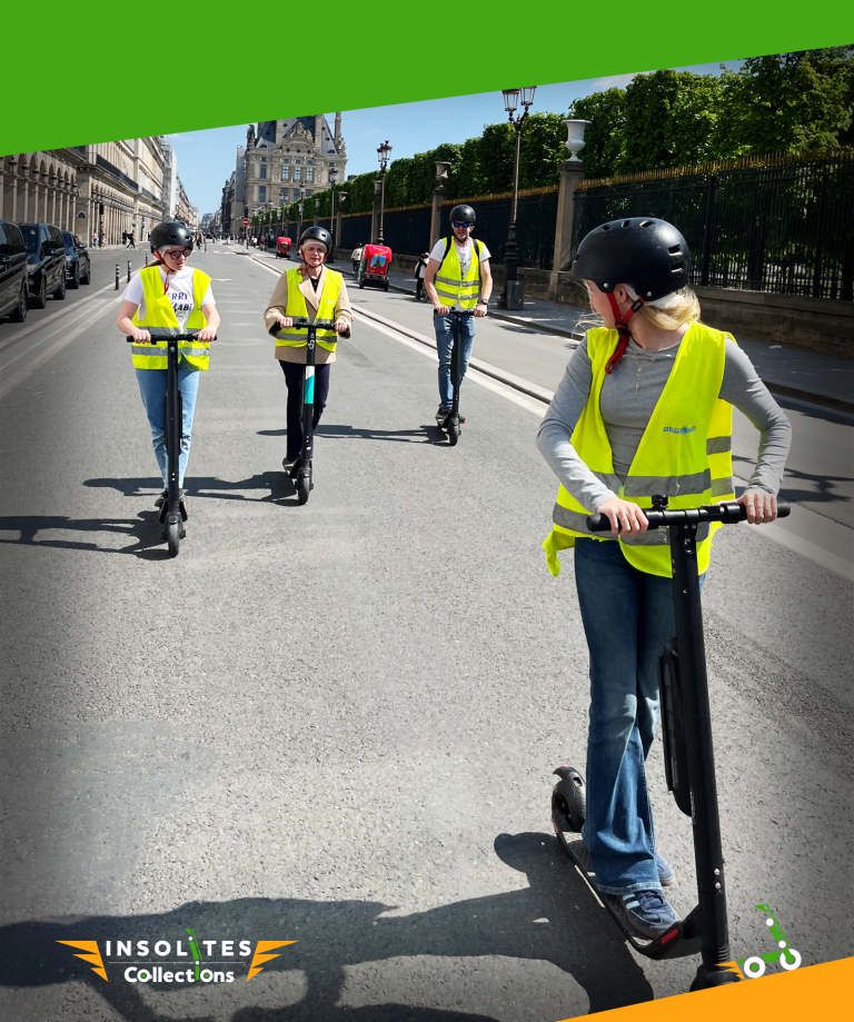 Balade rue paris tuileries Quatre personnes en gilets jaunes conduisant des trottinettes électrique sur Paris