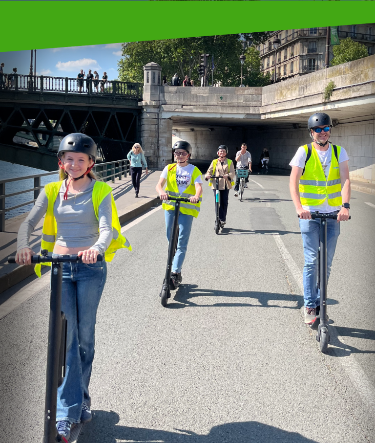 Balade quai de seine Paris Groupe de jeunes roulant en trottinettes sur les quais de Seine à Paris.